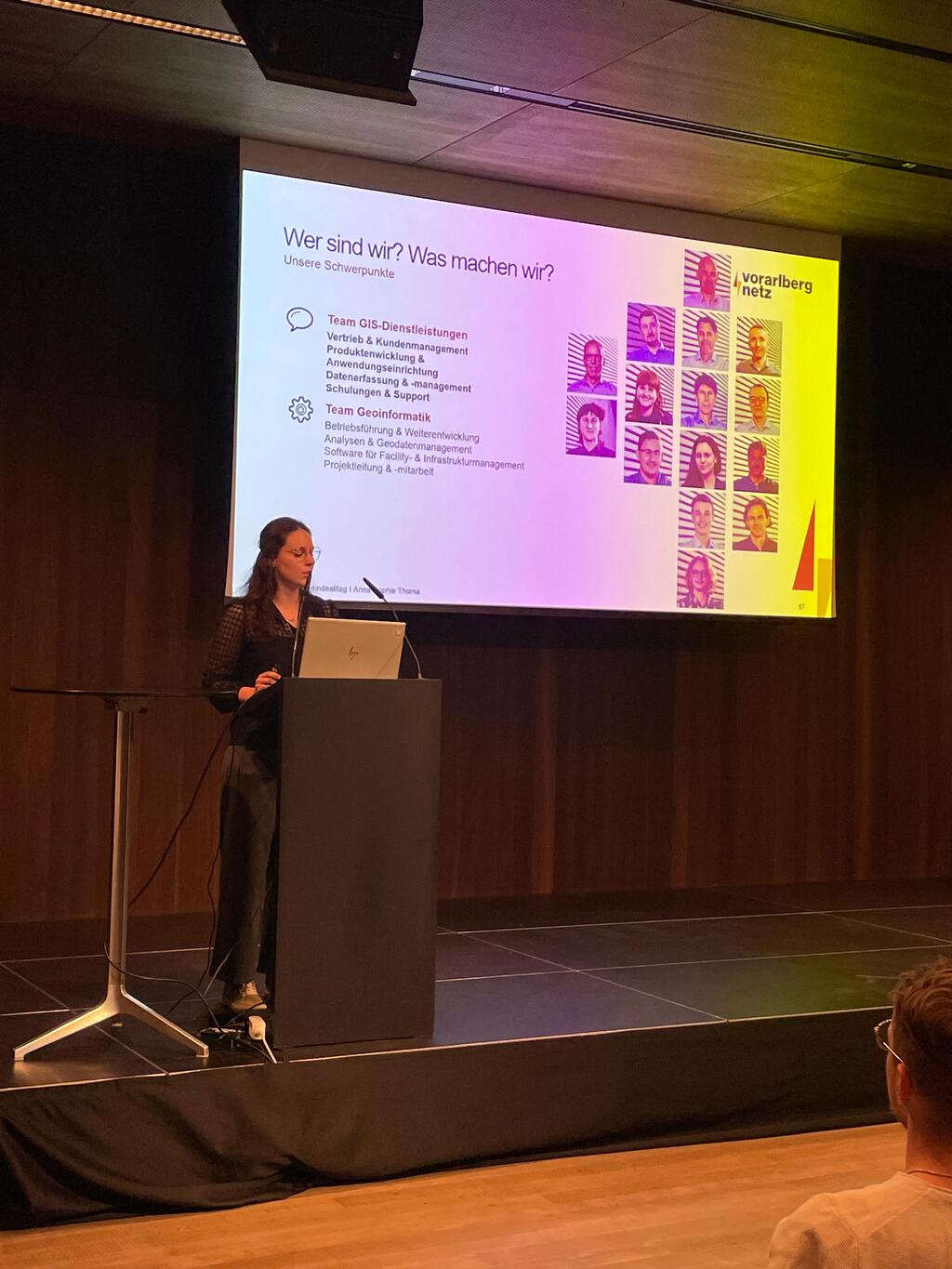 Anna-Sophie Thoma hält einen Vortrag