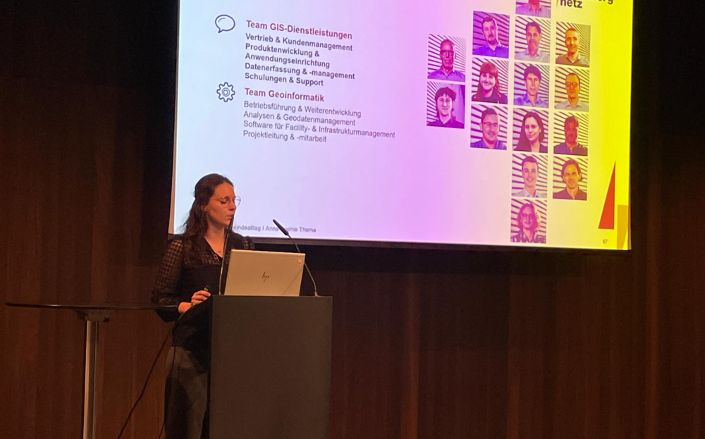 Anna-Sophie Thoma hält einen Vortrag